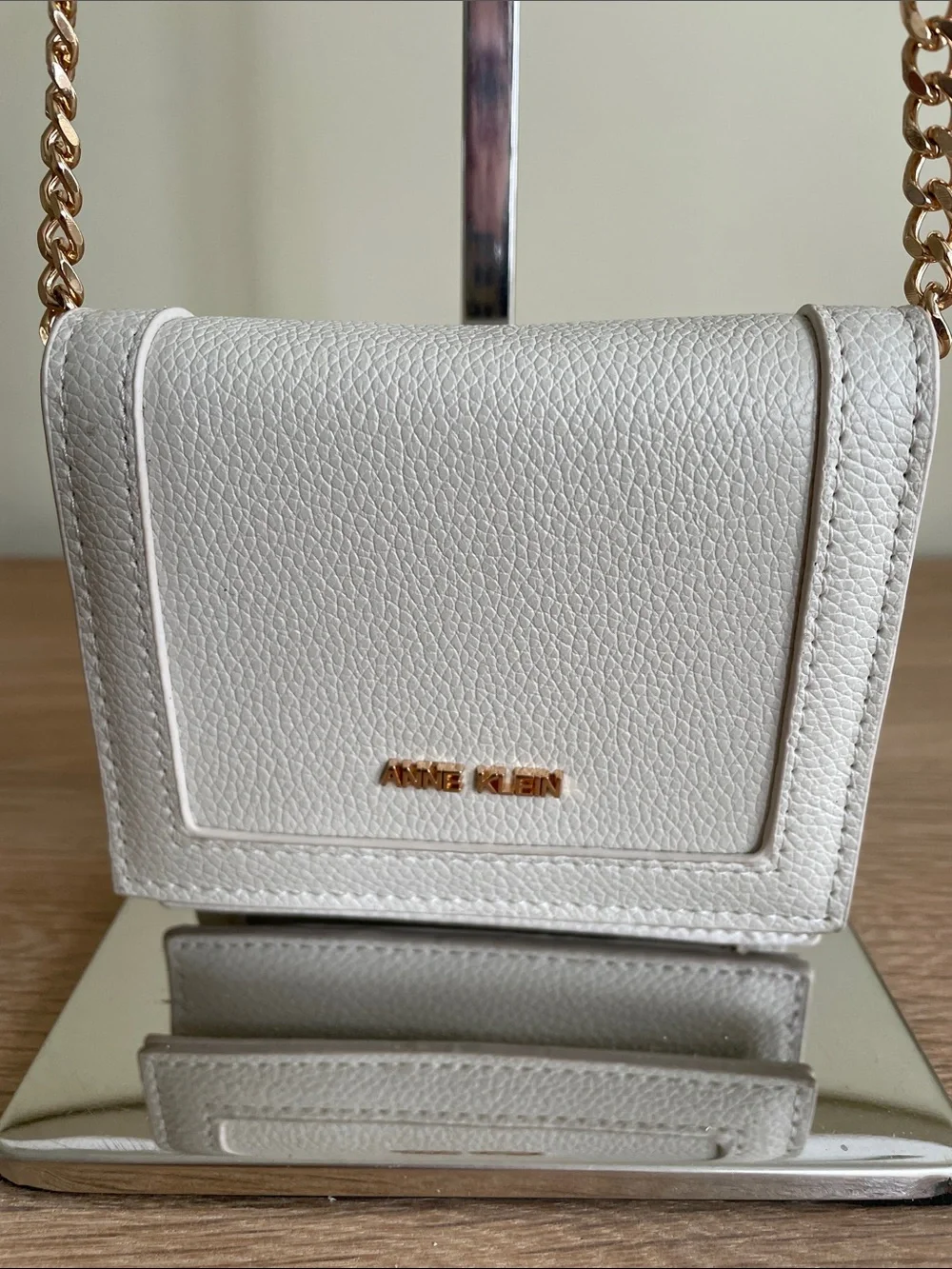 ANNE KLEIN WHITE PEBBLED CROSSBODY WALLET ON A CHAIN with Gold Hardware